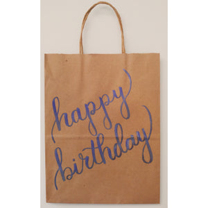 Happy birthday gift bags are personalized addition to your thoughtful gift. Each "happy birthday" is written on a kraft gift bag in brush letter calligraphy with your choice of font colour.  Small kraft bag dimensions: 5.25 x 8.5 inches (13.3cm x 21.5 cm)  Medium kraft bag dimensions: 8 x 10 inches (20.3cm x 25.4 cm) 