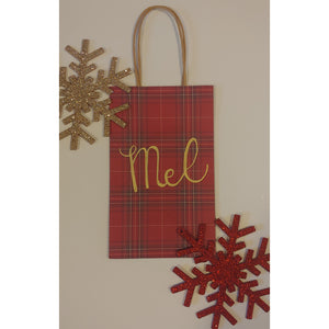 Would you like a personalized kraft bag for a holiday gift for a loved one? Each gift bag can be personalized with a name written in calligraphy with choice of font colour.   Small kraft bag dimensions 5.25 x 8.5 inches (13.3cm x21.5cm)  Medium kraft bag dimensions 8 x 10 inches (20.3 cm x 25.4 cm)